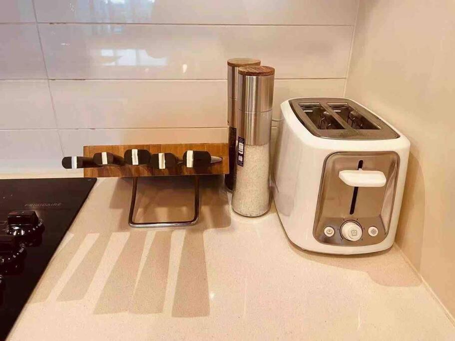 Modern 2 Bedroom Ocean Views Victoria Downtown Free Parking Экстерьер фото