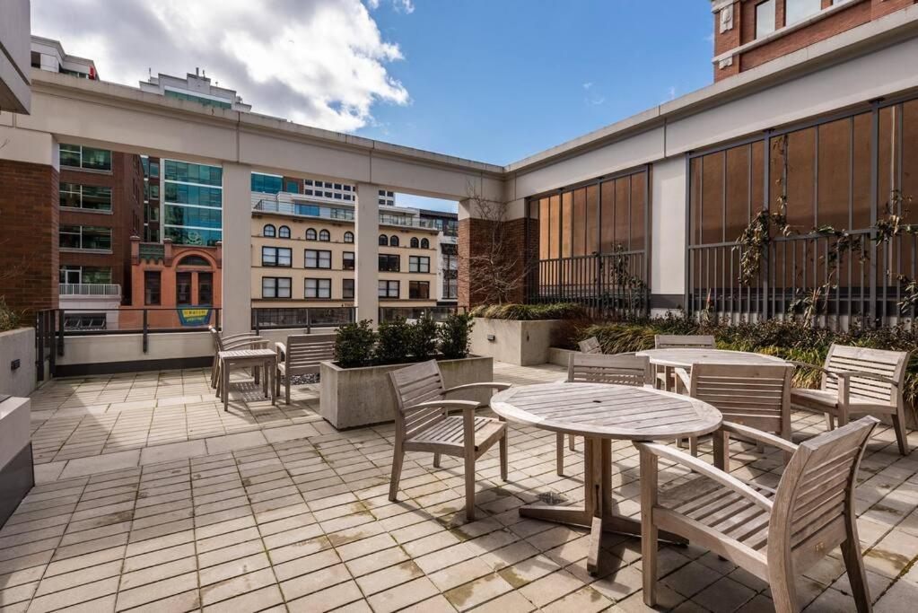 Modern 2 Bedroom Ocean Views Victoria Downtown Free Parking Экстерьер фото