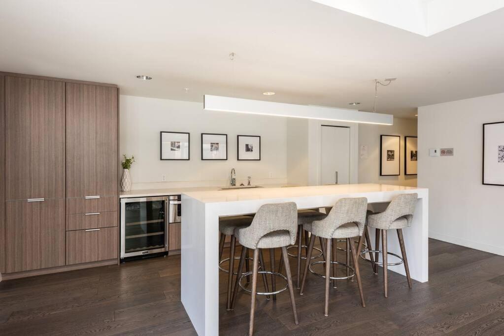 Modern 2 Bedroom Ocean Views Victoria Downtown Free Parking Экстерьер фото